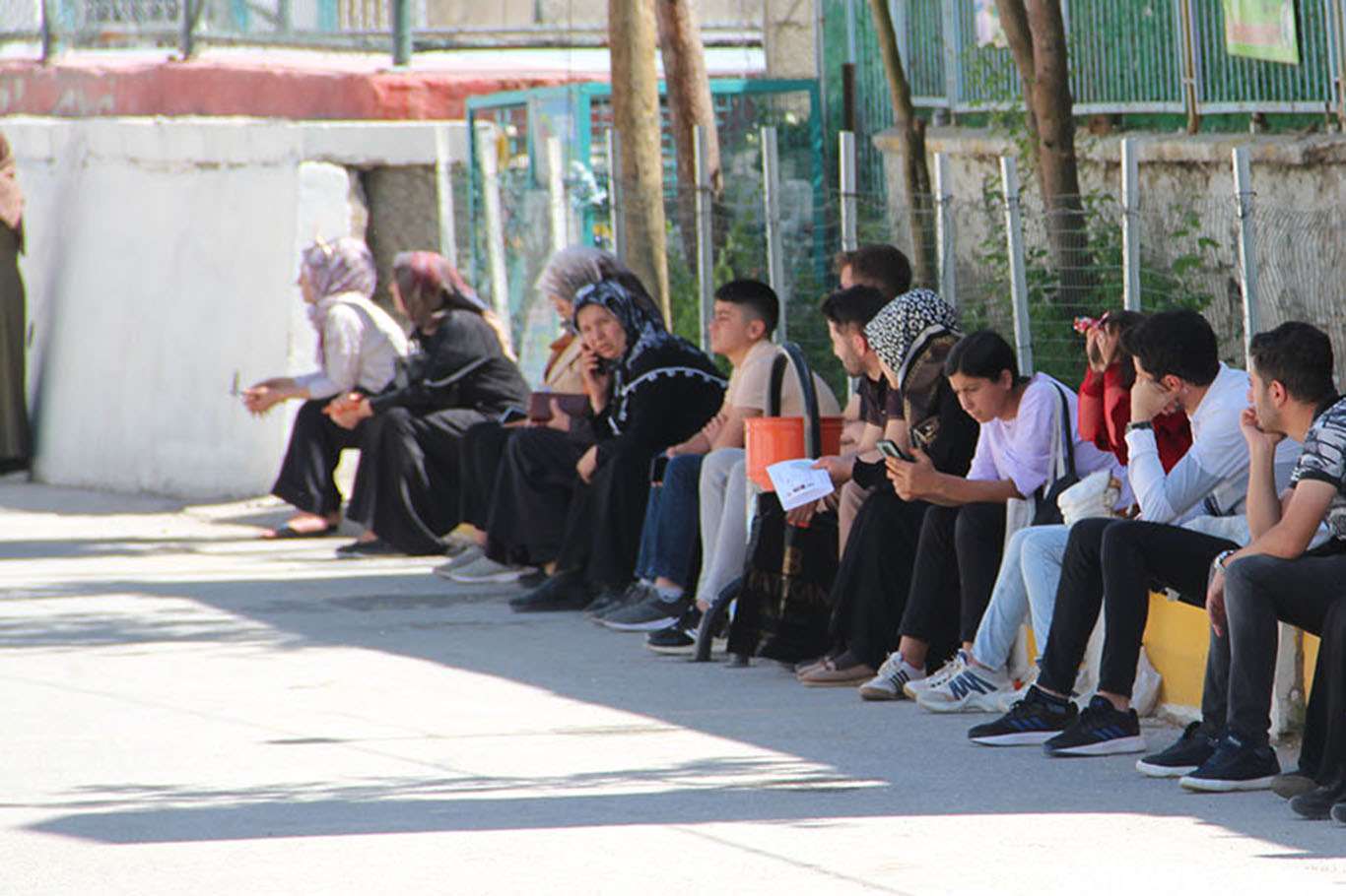 Van'da veliler sınavda ter döken öğrencileri için dua etti